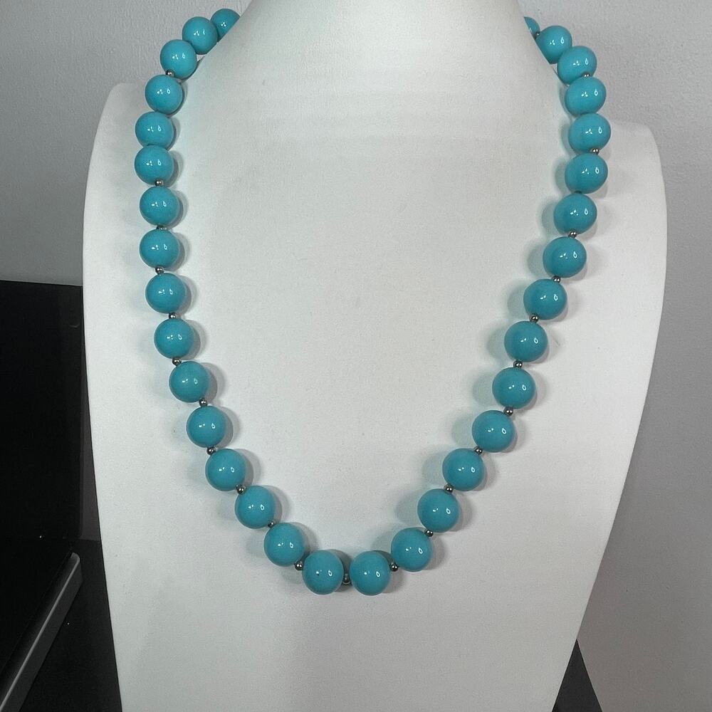 Necklace chunky beaded turquoise colored beads set in silver tone light weight